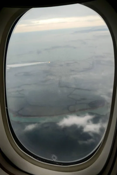 Pionowe Ujęcie Okna Samolotu Pięknym Widokiem Krajobraz — Zdjęcie stockowe