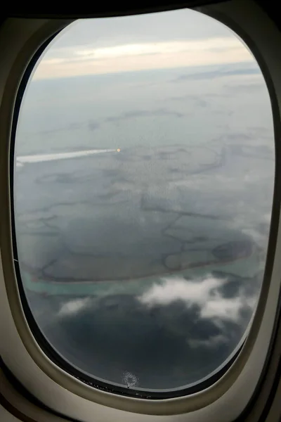 Colpo Verticale Finestrino Aeroplano Con Una Splendida Vista Sul Paesaggio — Foto Stock