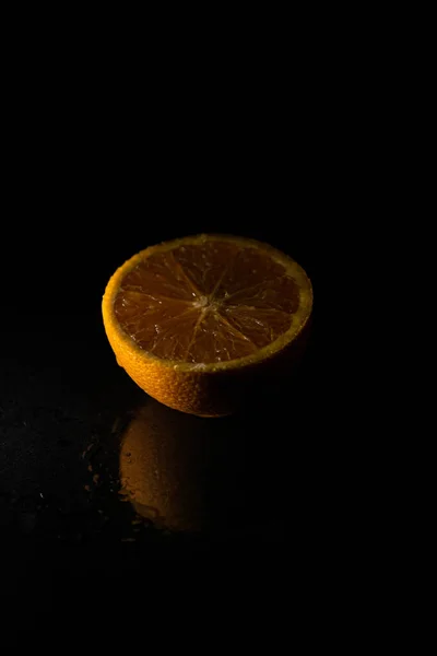 Gros Plan Vertical Une Orange Tranchée Isolée Sur Fond Noir — Photo