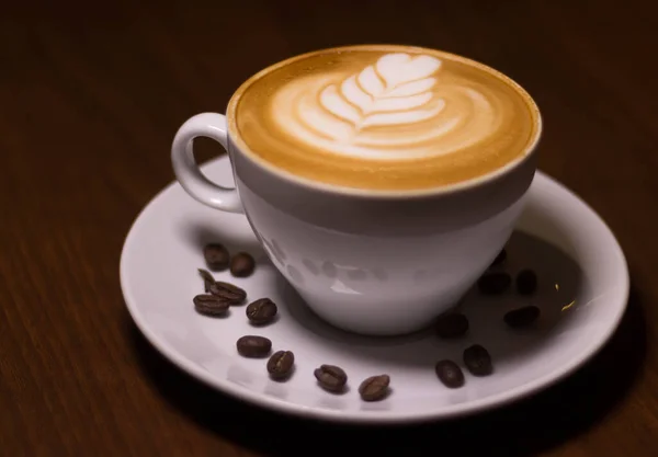Nahaufnahme Einer Tasse Cappuccino Auf Einem Holztisch — Stockfoto