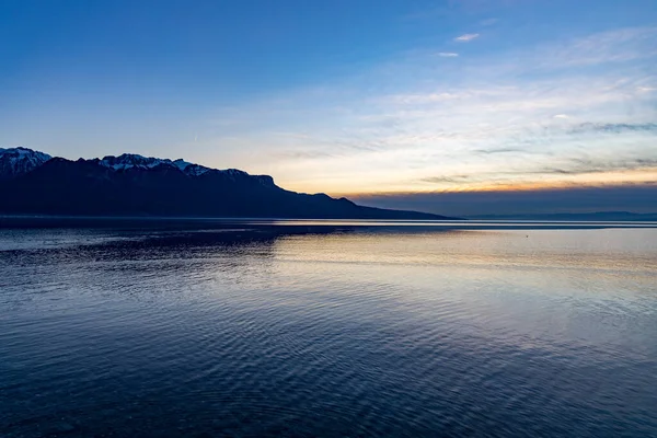 Sebuah Pemandangan Memesona Dari Sebuah Danau Bergelombang Latar Belakang Matahari — Stok Foto