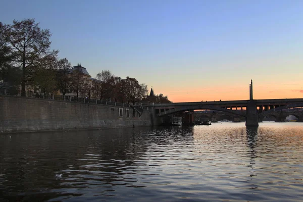 Vista Del Puente Manes Sobre Río Vlatava Atardecer Praga República — Foto de Stock