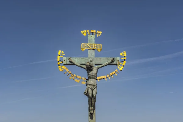 Uma Visão Baixo Ângulo Estátua Jesus Cruz Sob Céu Azul — Fotografia de Stock