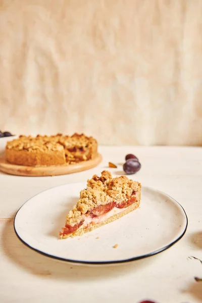 Una Toma Vertical Plato Con Una Rebanada Delicioso Pastel Ciruela — Foto de Stock