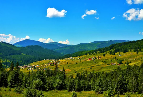 ルーマニアの村の近くの山脈の風景 — ストック写真
