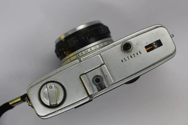 灰色表面上的老式相机的顶视图 — 图库照片