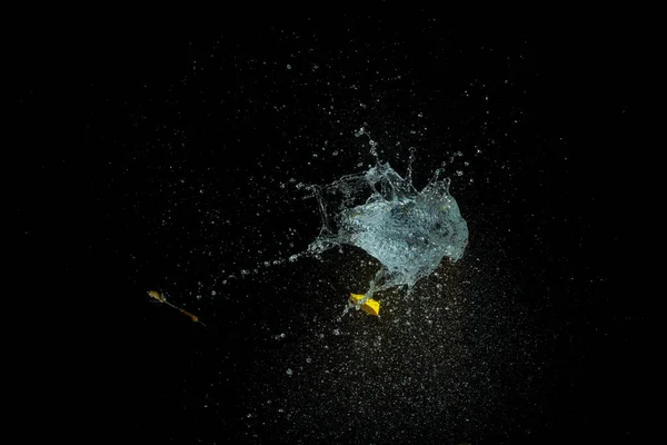 Szybki Obraz Rzuconej Strzałki Uderzającej Balon Wodny Strzelającej — Zdjęcie stockowe