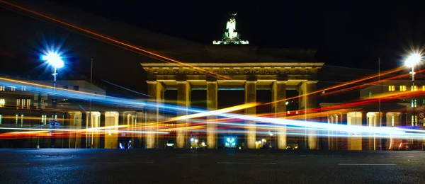Uma Vista Portão Brandemburgo Com Luzes Coloridas Berlim Noite — Fotografia de Stock