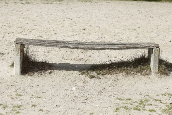 Крупный План Старой Деревянной Скамейки Пляже Солнечным Светом Германии — стоковое фото
