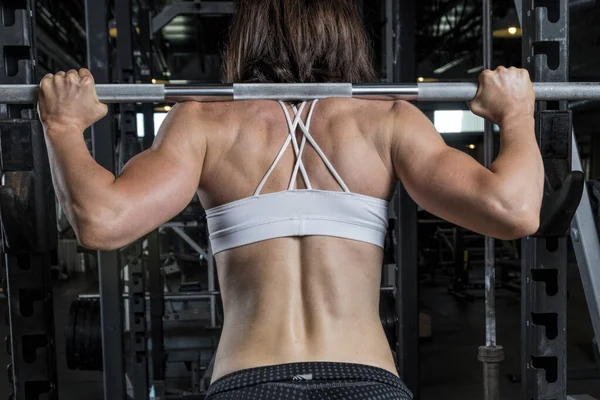 Une Femme Sportive Tenant Haltère Dans Salle Gym — Photo