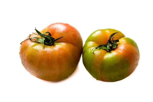 Dois Tomates Não Maduros Isolados Superfície Branca — Fotografia de Stock