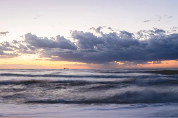 Een Prachtige Zeegezicht Bij Zonsondergang Met Een Schip Ver Achtergrond — Stockfoto