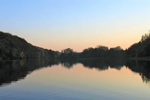 Eine Schöne Aufnahme Des Wassers Fluss Während Des Sonnenaufgangs — Stockfoto
