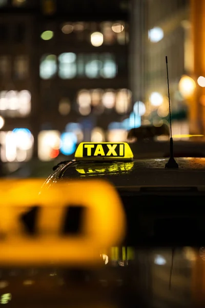 Tiro Vertical Dos Sinais Taxi Amarelos Nos Táxis Capturados Noite — Fotografia de Stock