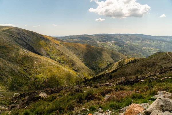 Krásná Zelená Hornatá Krajina Vesnicemi — Stock fotografie