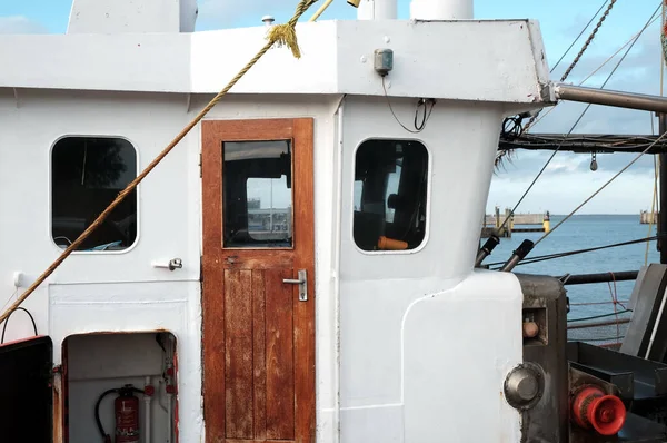 Tiro Close Barco Branco Navegando Nas Águas — Fotografia de Stock