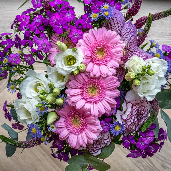 Lila Virágcsokor Egy Vázában Felülről Nézve — Stock Fotó