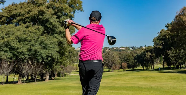 Atleta Profissional Jogando Golfe Dia Ensolarado Quente — Fotografia de Stock