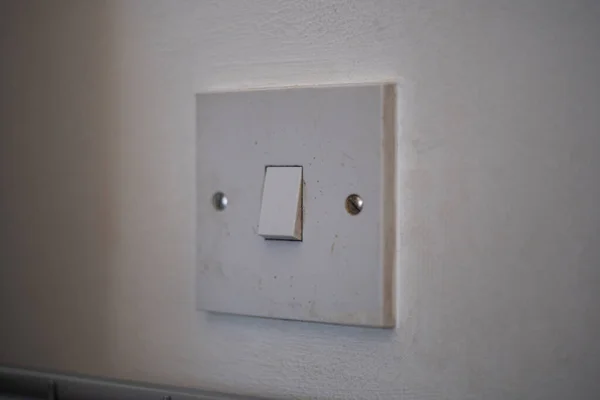 白い壁にライトスイッチのクローズアップショット — ストック写真