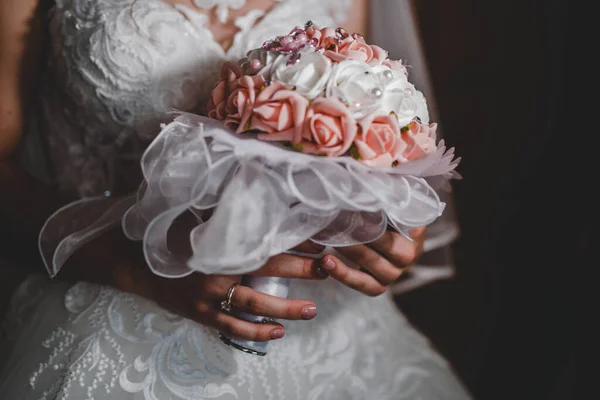 Uma Noiva Segurando Lindo Buquê Casamento — Fotografia de Stock