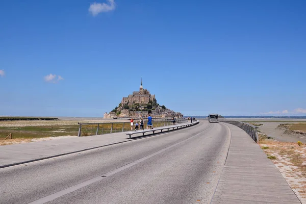 Turistas Caminhando Para Famoso Histórico Mont Saint Michel Ilha Maré — Fotografia de Stock