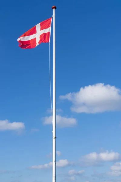 Tiro Vertical Bandeira Dinamarca Mastro Contra Céu Azul — Fotografia de Stock