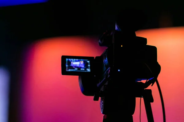 Foco Seletivo Uma Câmera Vídeo Profissional Fundo Escuro Laranja Rosa — Fotografia de Stock