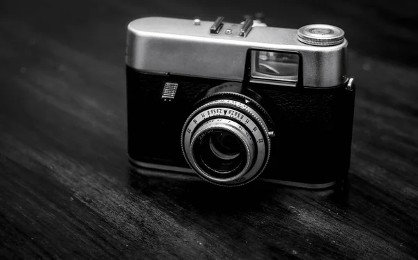 Een Grijsschaal Opname Van Een Vintage Camera Een Houten Tafel — Stockfoto