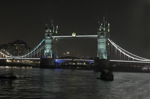 런던의 상징적 브리지 Tower Bridge 밤에는 밤하늘과 강에서 비추고 아래에 — 스톡 사진