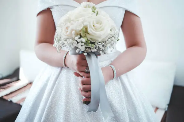 Eine Selektive Fokusaufnahme Einer Braut Mit Einem Strauß — Stockfoto