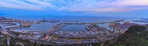 日没時に街の港のパノラマショット — ストック写真