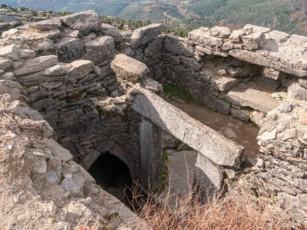 田舎の古い歴史的な石造りの建物の古代遺跡 — ストック写真