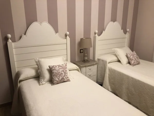 Modern Bir Yatak Odası Tasarımı Eski Tarz Ayrı Yatak Mobilyaları — Stok fotoğraf
