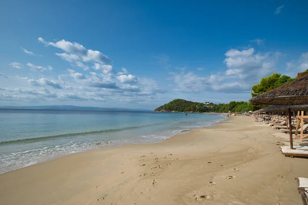 デッキチェア付きの砂浜とKoukounariesビーチ スキアトス島 ギリシャの穏やかな海の景色 — ストック写真