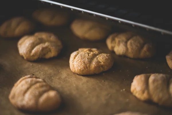Egy Közeli Felvétel Frissen Sült Süteményekről Cukorral Tetején Egy Sütőben — Stock Fotó