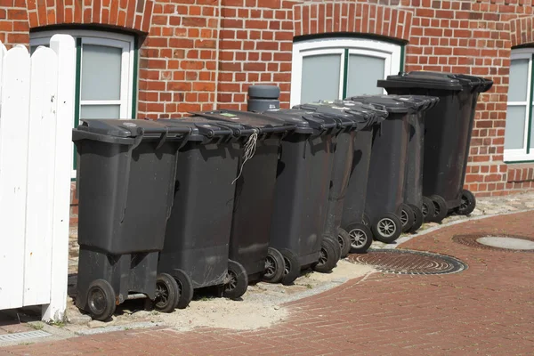 Eine Großaufnahme Von Mülltonnen Die Einer Reihe Auf Der Straße — Stockfoto