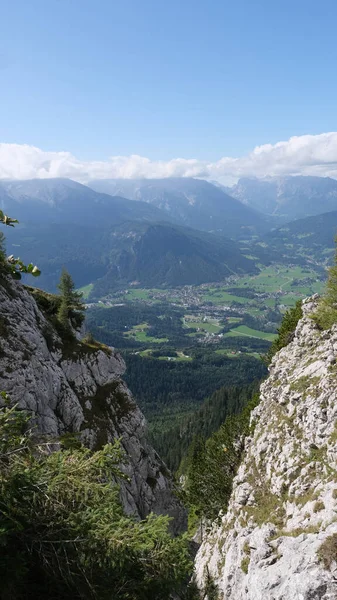 Een Verticale Opname Van Prachtige Beierse Alpen Omgeven Door Wolken — Stockfoto