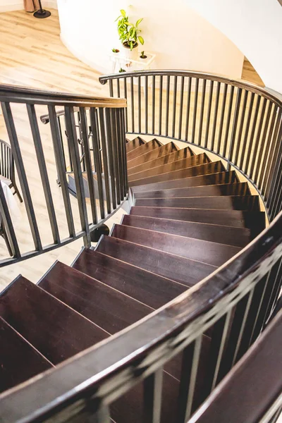 현대식 갈색의 유갈색 계단을 수직으로 — 스톡 사진