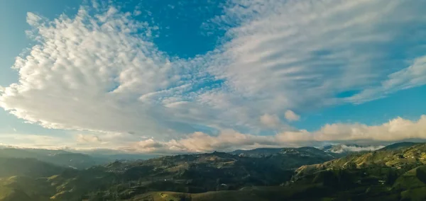 Een Prachtig Bergachtig Landschap Met Heuvels Groen Onder Een Bewolkte — Stockfoto