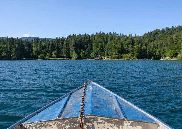 Sebuah Foto Close Dari Perahu Berkarat Danau Hutan — Stok Foto