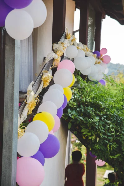 Une Vue Ballons Décoratifs Disposés Sur Escalier Devant Une Réception — Photo