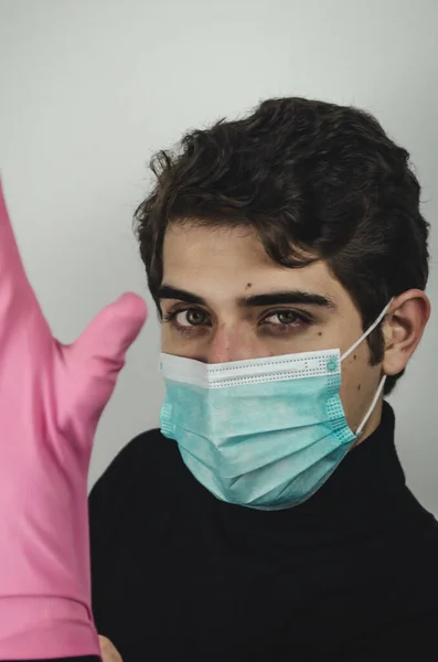 Tıbbi Maske Takan Eldivenli Genç Bir Erkeğin Dikey Yakın Çekimi — Stok fotoğraf