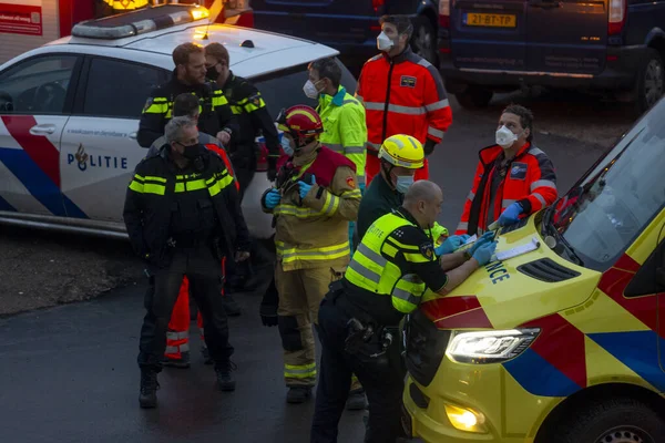 Sabahın Erken Saatlerinde Ambulans Personeli Polis Itfaiye Ekipleri Bir Kaza — Stok fotoğraf
