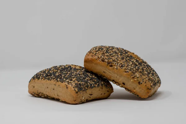 Primer Plano Dos Deliciosas Galletas Sobre Una Superficie Gris —  Fotos de Stock