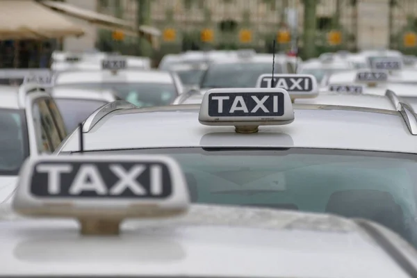 Крупним Планом Таксі Припарковані Рядами Чекають Клієнтів — стокове фото