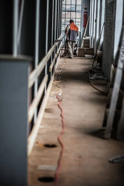 Nşaat Alanındaki Platformda Yürüyen Bir Işçinin Dikey Görüntüsü — Stok fotoğraf