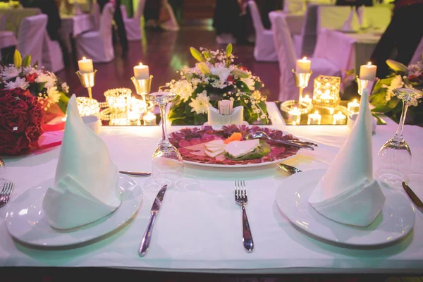 Eine Nahaufnahme Eines Luxuriös Dekorierten Tisches Mit Kerzen Und Blumen — Stockfoto