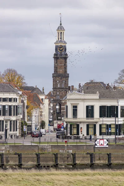 オランダ ツッフェン2020年11月3日 オランダ ツッフェンのイッセル川を挟んで市外の大通りにあるヴィジュヒストレンの塔 — ストック写真