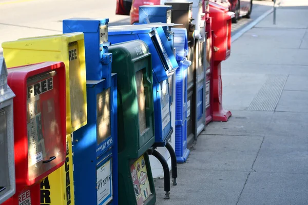 Rad Färgglada Gratis Tidningen Står Gatan — Stockfoto