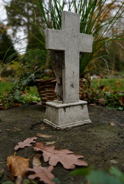 秋の墓地の白い十字架の垂直ショット — ストック写真
